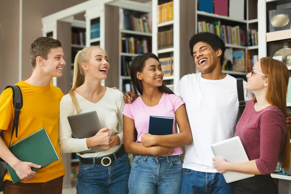 Grupo de alunos aprendendo em biblioteca na universidade — Fotografia de Stock