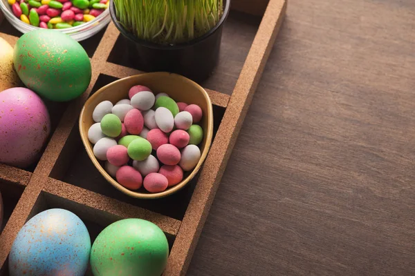 Helle bunte Ostereier auf braunem Hintergrund — Stockfoto