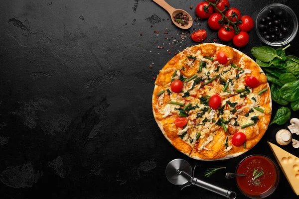 Varm pizza med ruccola och körsbärstomater — Stockfoto