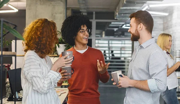 Jonge diverse collega's delen ideeën tijdens koffiepauze — Stockfoto