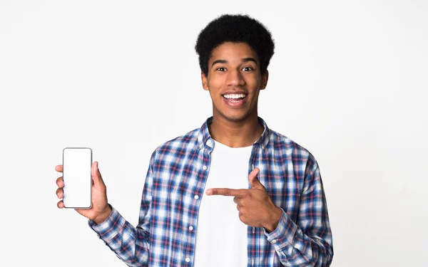 ¡Mira! Afro-americano chico apuntando en la pantalla del teléfono inteligente — Foto de Stock
