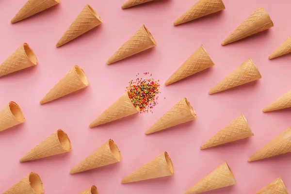 Coni e spruzzi di cialde sulla superficie rosa — Foto Stock