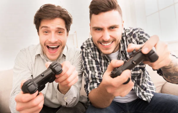 Jugadores. Chicos felices jugando videojuegos en casa —  Fotos de Stock