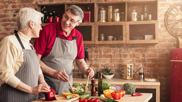 Yaşlı adam ve kadın mutfakta birlikte sağlıklı öğle yemeği yemek — Stok fotoğraf