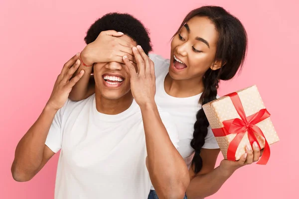 Gadis menutupi mata pacar dan memberinya hadiah — Stok Foto