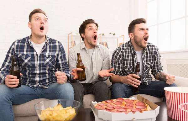 Elvesztett mérkőzés. Megdöbbentett barátok néz focimeccsen — Stock Fotó