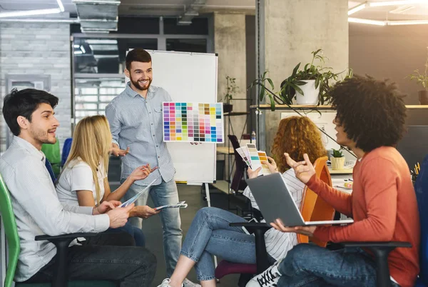 Jovem equipe criativa escolhendo o design de cores do novo projeto — Fotografia de Stock