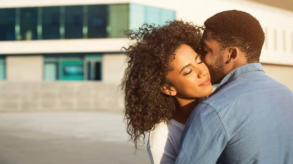 Par kär. Man kysser ömt hans flickvän — Stockfoto