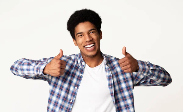 Leuk vinden. Happy Guy tonen thumbs up en glimlachend — Stockfoto