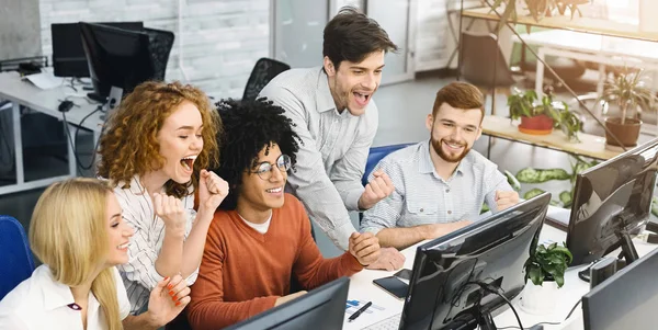 Comerciantes da bolsa de valores excitados celebrando o sucesso no escritório — Fotografia de Stock