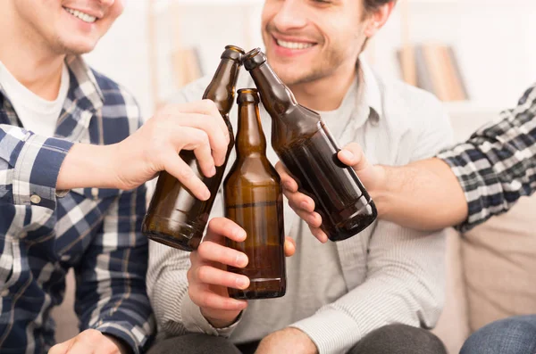 Şerefe. Bira şişeleri evde tungur arkadaşlar — Stok fotoğraf