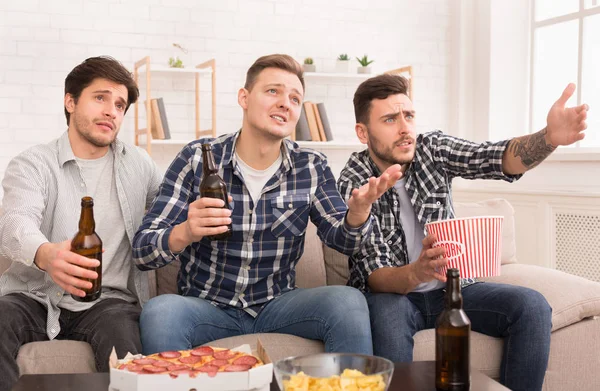 Juego perdido. Amigos molestos viendo el partido de fútbol —  Fotos de Stock