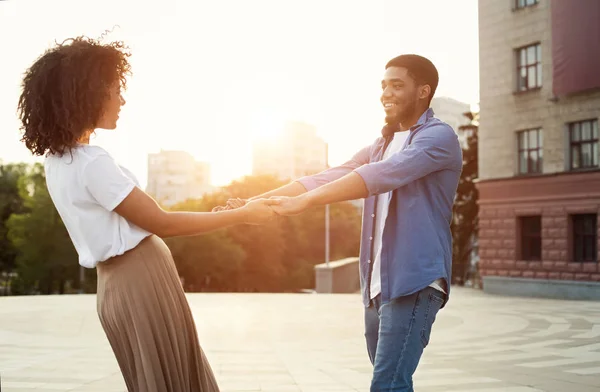 Casal afro-americano se divertindo ao pôr do sol na cidade — Fotografia de Stock