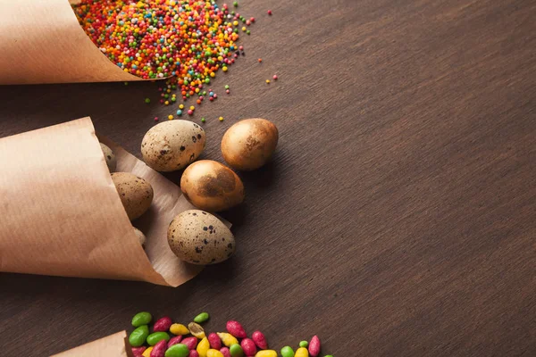 紙コルネットの卵とキャンディー — ストック写真