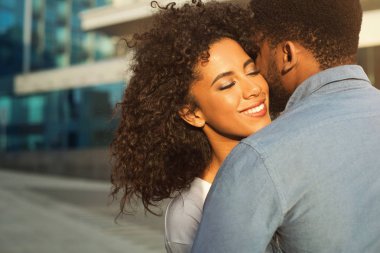 Romantik çift şehirde birbirlerinin şirket zevk