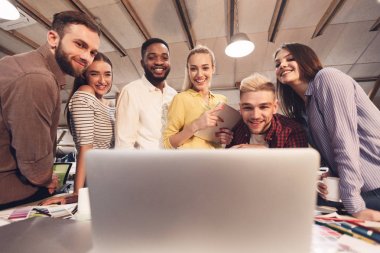 Smm uzmanları yeni ürün pazarlama promosyon tartışıyor