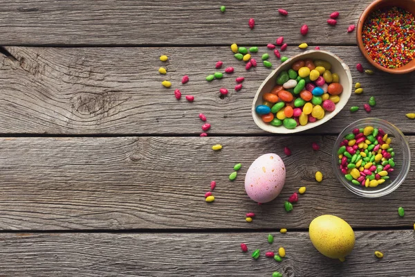 复活节彩蛋和五颜六色的糖果与复制空间 — 图库照片
