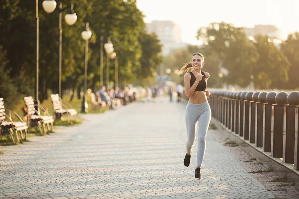 Hermosa atleta corriendo en el parque durante la práctica diaria — Foto de Stock