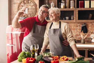 Mutfakta cep telefonuselfie çeken yaşlı çift