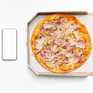 Beyaz masada boş ekranlı kutuve akıllı telefon pizzası