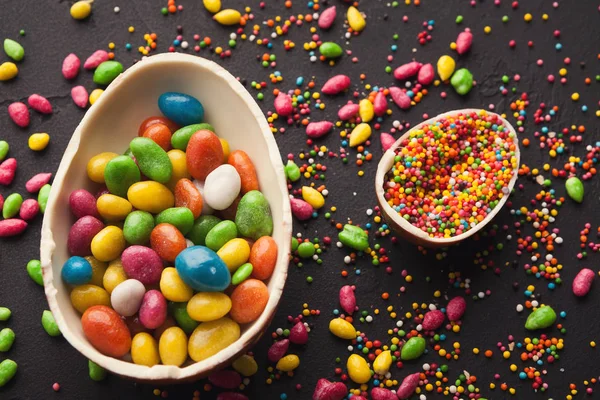 Ovos de chocolate de Páscoa cheios de doces coloridos — Fotografia de Stock
