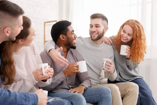 Vrolijke vrienden die koffie drinken en van hun gezelschap genieten — Stockfoto