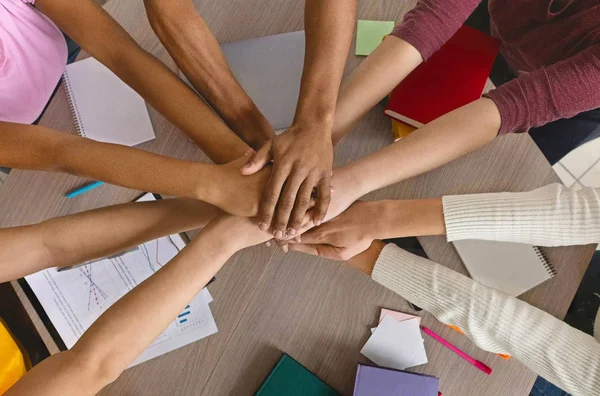 Internationale College studenten stapelen hun handen samen — Stockfoto