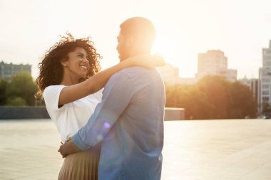 Çift sarılma, şehirde yürüyüş keyfini çıkarın