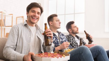 Ev partisi. Arkadaşlar pizza yiyor ve film izliyor