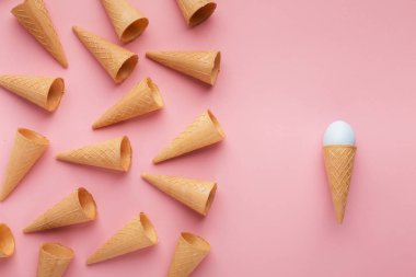 Pembe yüzeyde waffle konileri ve paskalya yumurtası