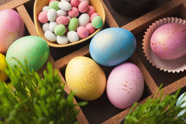 五颜六色的复活节彩蛋涂成柔和的颜色 — 图库照片