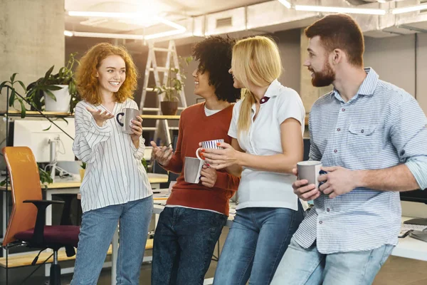 Jóvenes colegas disfrutando de una pausa en la oficina moderna —  Fotos de Stock