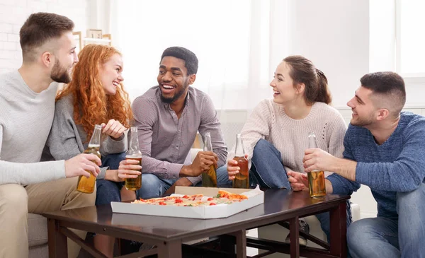 Fin de semana con amigos. Jóvenes pasando tiempo juntos —  Fotos de Stock