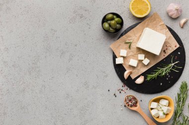 Gemide doğranmış tereyağı, zeytin, otlar ve spicies