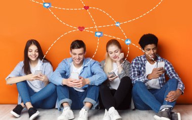 Arkadaşlar sosyal ağlarda sohbet, telefon kullanma