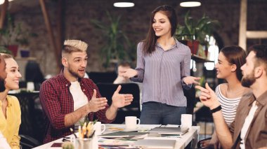 Tasarımcı ortaklarına proje hakkında yeni fikirler veriyor