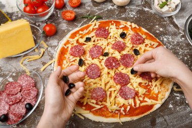 Pizza sanat. Şef zeytin pizza için ekleme