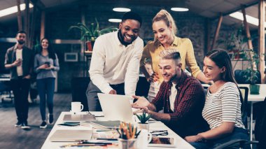 Beyin fırtınası toplantısında çok ırklı tasarımcıların işbirliği süreci