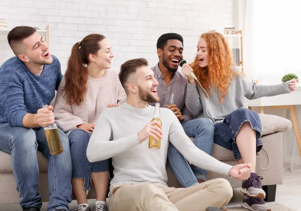 Vrienden zingen Karaoke, plezier en drinken bier — Stockfoto