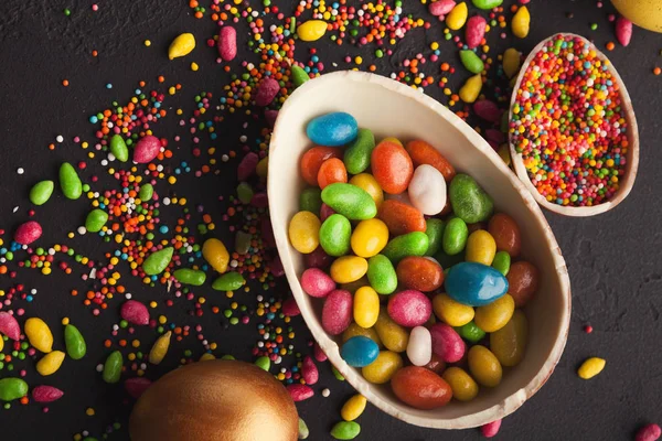 巧克力蛋和五颜六色的糖果 — 图库照片