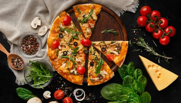 Pizza caliente con tomates y hierbas en la tabla de cortar —  Fotos de Stock