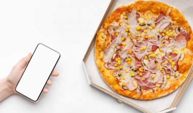 Çevrimiçi arama ve sipariş. Kutuda pizza, üst görünüm