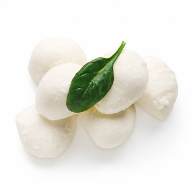 Mozzarella peyniri ve fesleğen beyaz