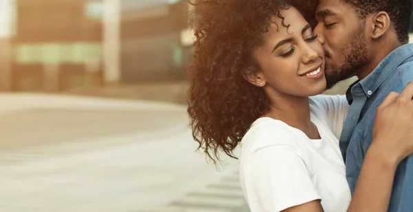 Man kissing girlfriend, enjoying date in the city — Stock Photo, Image