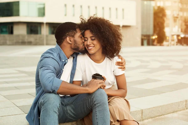 Pareja enamorada bebiendo café, hombre besando novia —  Fotos de Stock