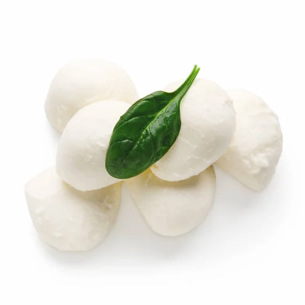 Fromage mozzarella et basilic sur blanc — Photo