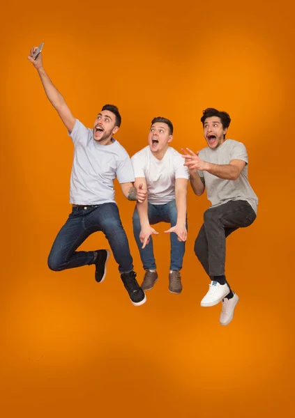 Fooling razem. Mężczyźni biorący selfie podczas skoków — Zdjęcie stockowe