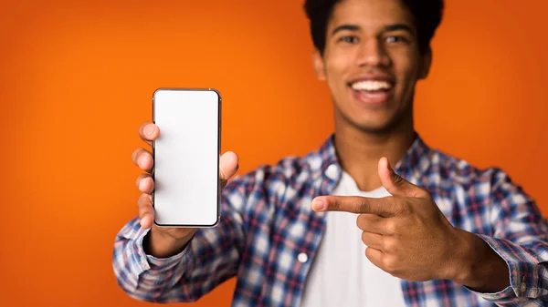 Maquette pour la publicité. Guy pointant vers le téléphone à écran blanc — Photo