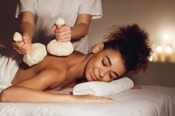 Körperpflege. Massage mit heißen Kräuterbällchen zur tiefen Entspannung — Stockfoto