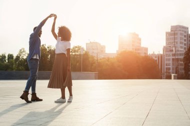 Romantik çift gün batımında dans ve eğlenmek, kopya alanı